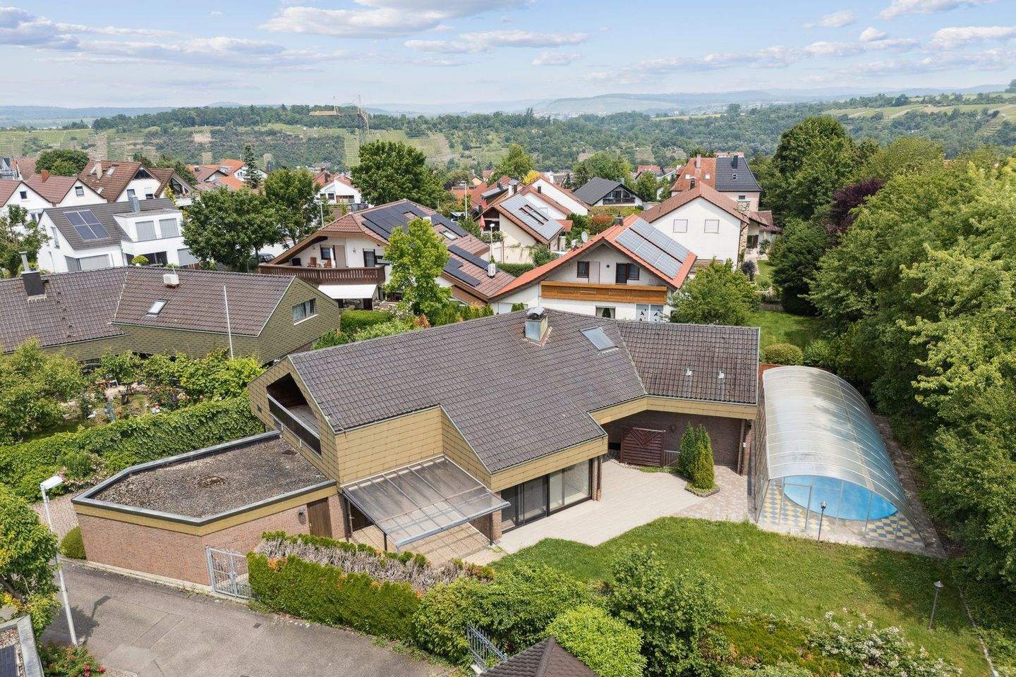 Immobilie in Benningen am Neckar - Bereit für frischen Wind: Großzügige Villa im 70er-Stil mit Pool und Doppelgarage - Bild 0