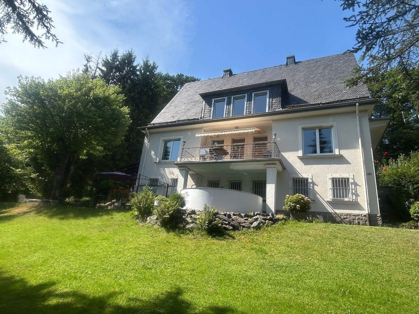 Immobilie in Lüdenscheid - Stilvolles Zweifamilienvilla mit Balkonen, Sauna, Kellerbar & Doppelcarport – auf großem Grundstück mit privater Zufahrt... - Bild 1