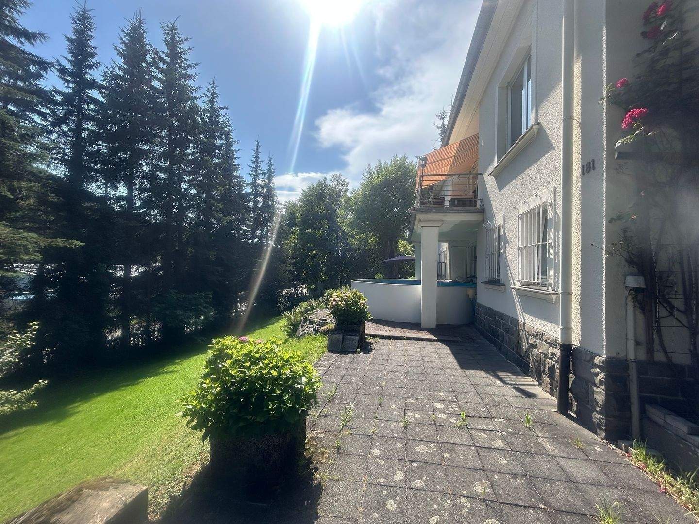 Immobilie in Lüdenscheid - Stilvolles Zweifamilienvilla mit Balkonen, Sauna, Kellerbar & Doppelcarport – auf großem Grundstück mit privater Zufahrt... - Bild 5