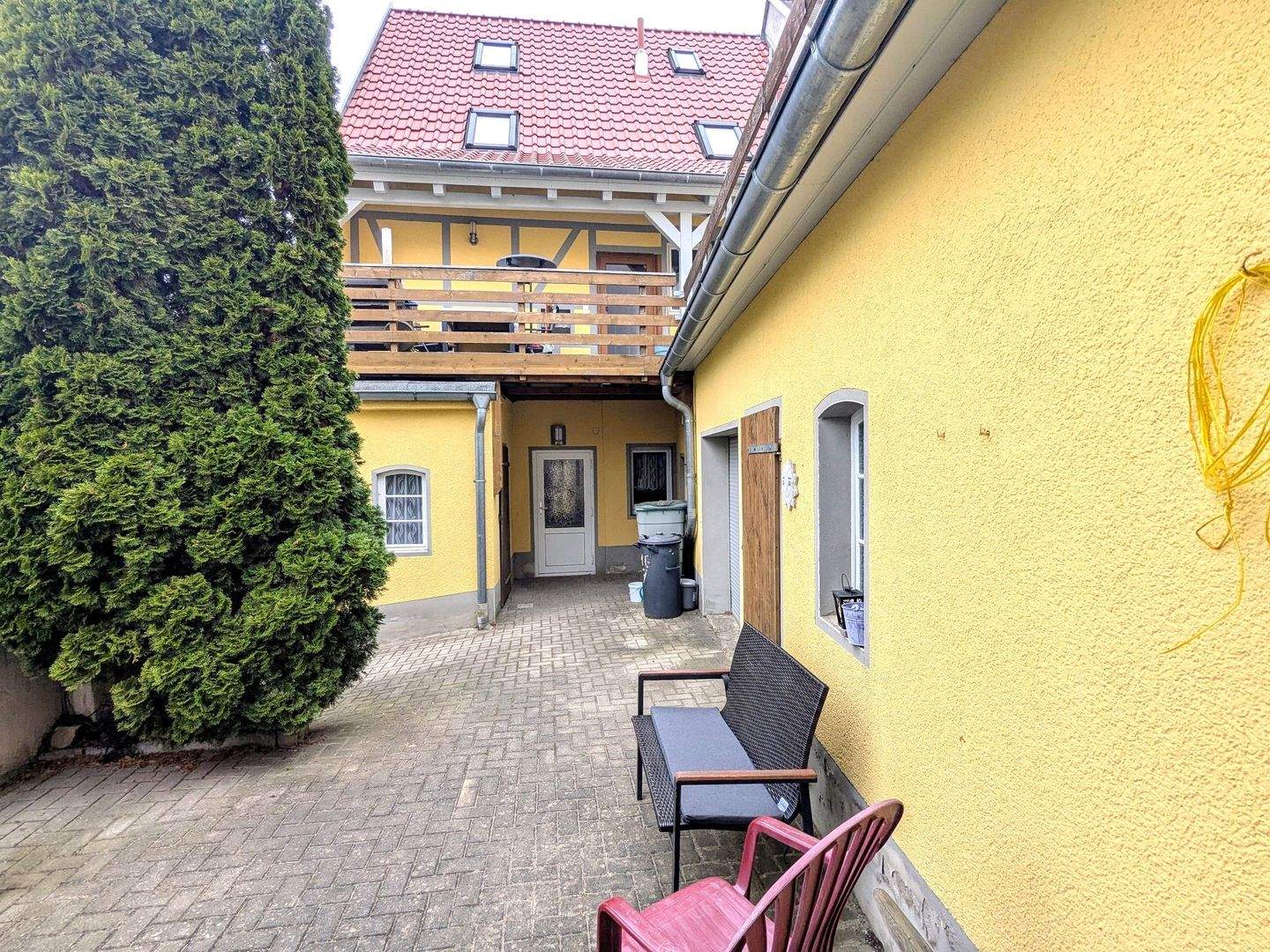 Immobilie in Eisenberg - Gemütliches Einfamilienhaus mit großzügiger Terrasse und Ausbaupotential im Dachgeschoss. - Bild 3