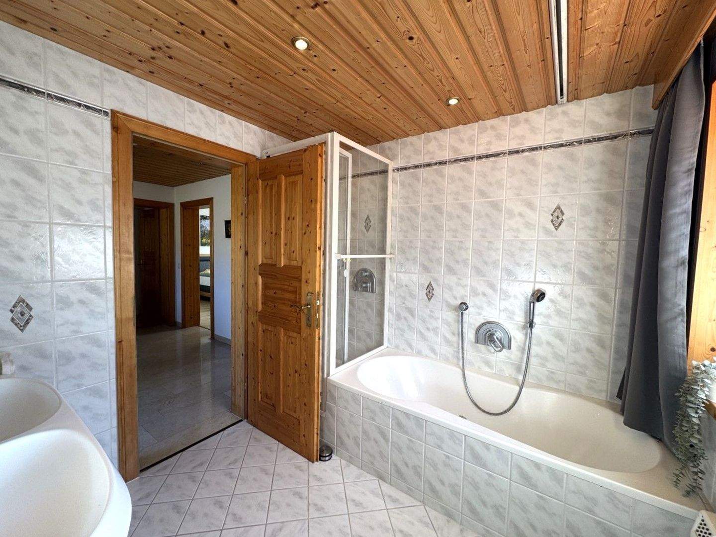 Immobilie in Schleching - Teilerneuerte Süd-West-Haushälfte mit Doppelgarage in stiller Randlage - Bild 22