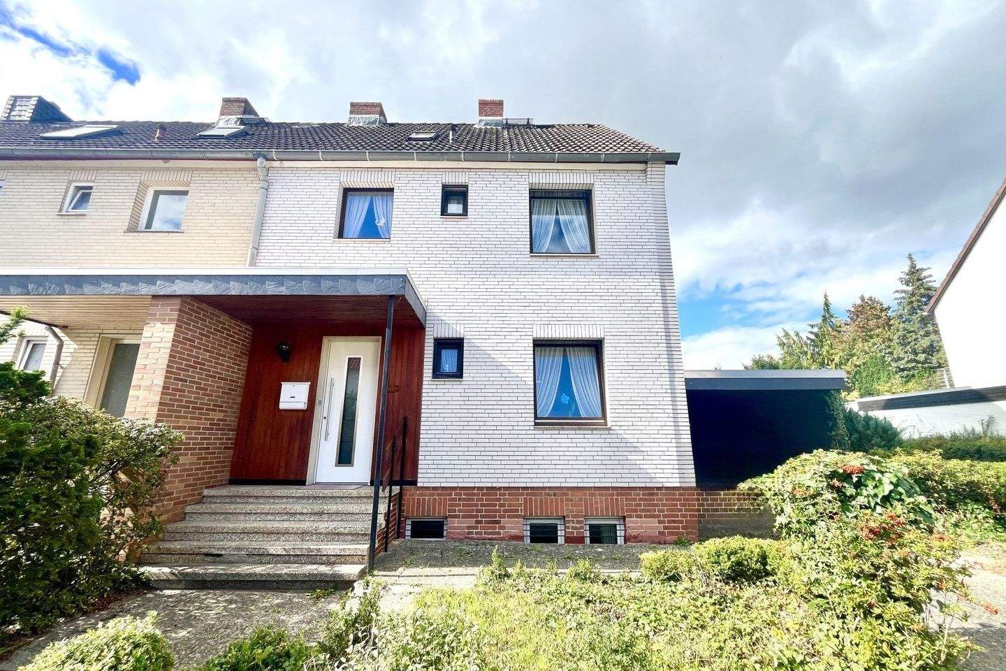 Immobilie in Wolfsburg - Vielseitiges Reihenendhaus mit Garten und Carport im Hellwinkel - Bild 1