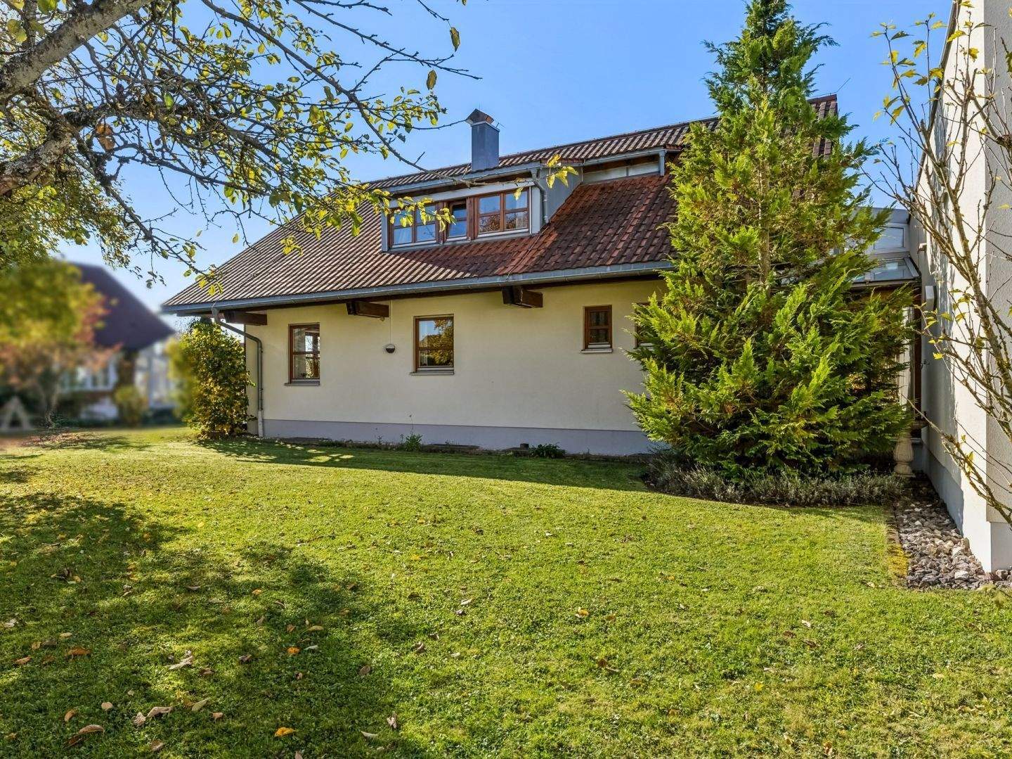 Immobilie in Heroldstatt - Einfamilienhaus mit Einliegerwohnung, Aufzug, Doppelgarage &amp; Traumgarten in Heroldstatt-Sontheim - Bild 16