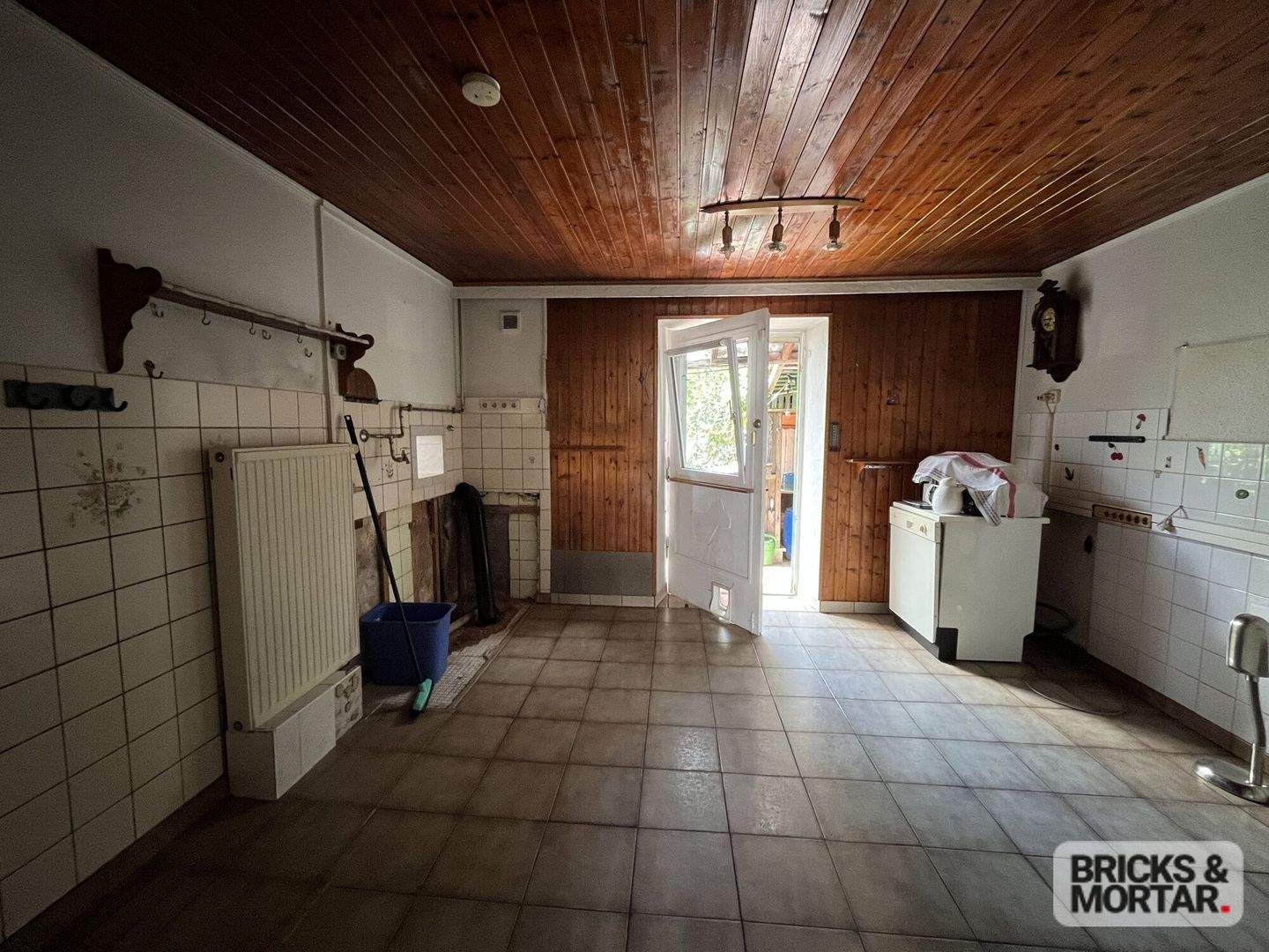 Immobilie in Buttenwiesen - Komplettes Doppelhaus - eine Haushälfte zum Gestalten, eine mit zuverlässiger Mieterin - Bild 3