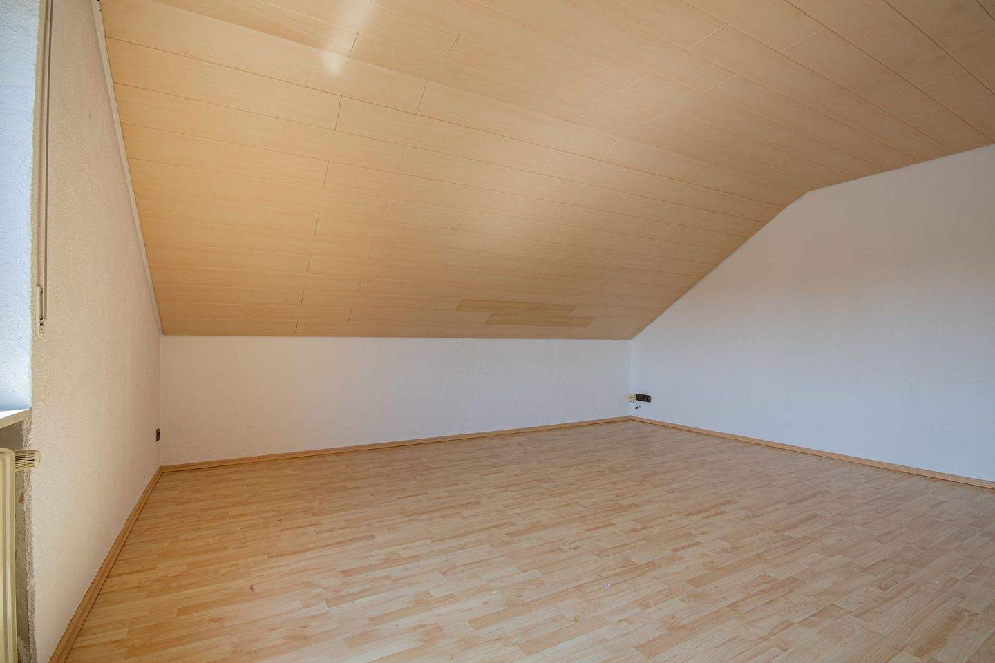 Immobilie in Lauchringen - 3,5-Zimmer Dachwohnung mit Klimaanlage - Sofort bezugsfrei in Lauchringen - Bild 2