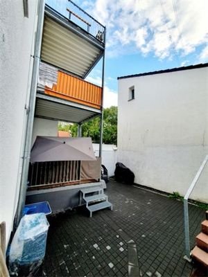 Hinterhof mit Balkon