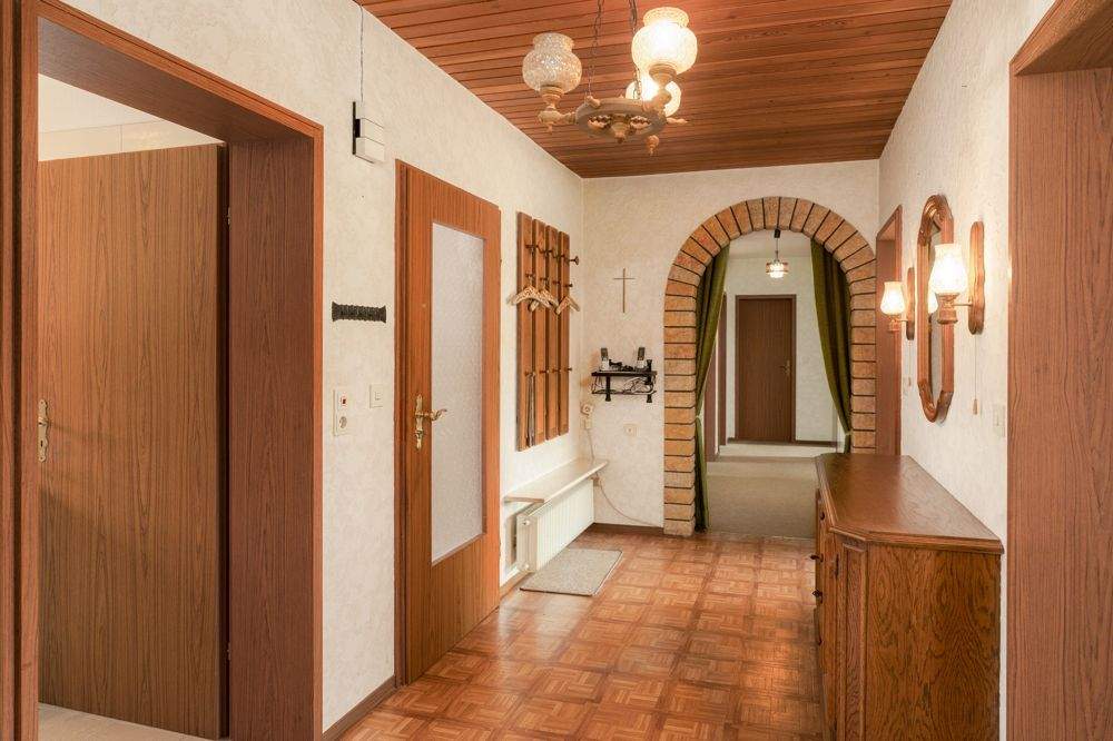 Immobilie in Karbach - Bezugsfreies Einfamilienhaus mit Einliegerwohnung und großem Grundstück! - Bild 1