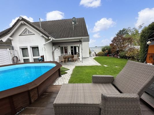 Garten mit Haus und Pool