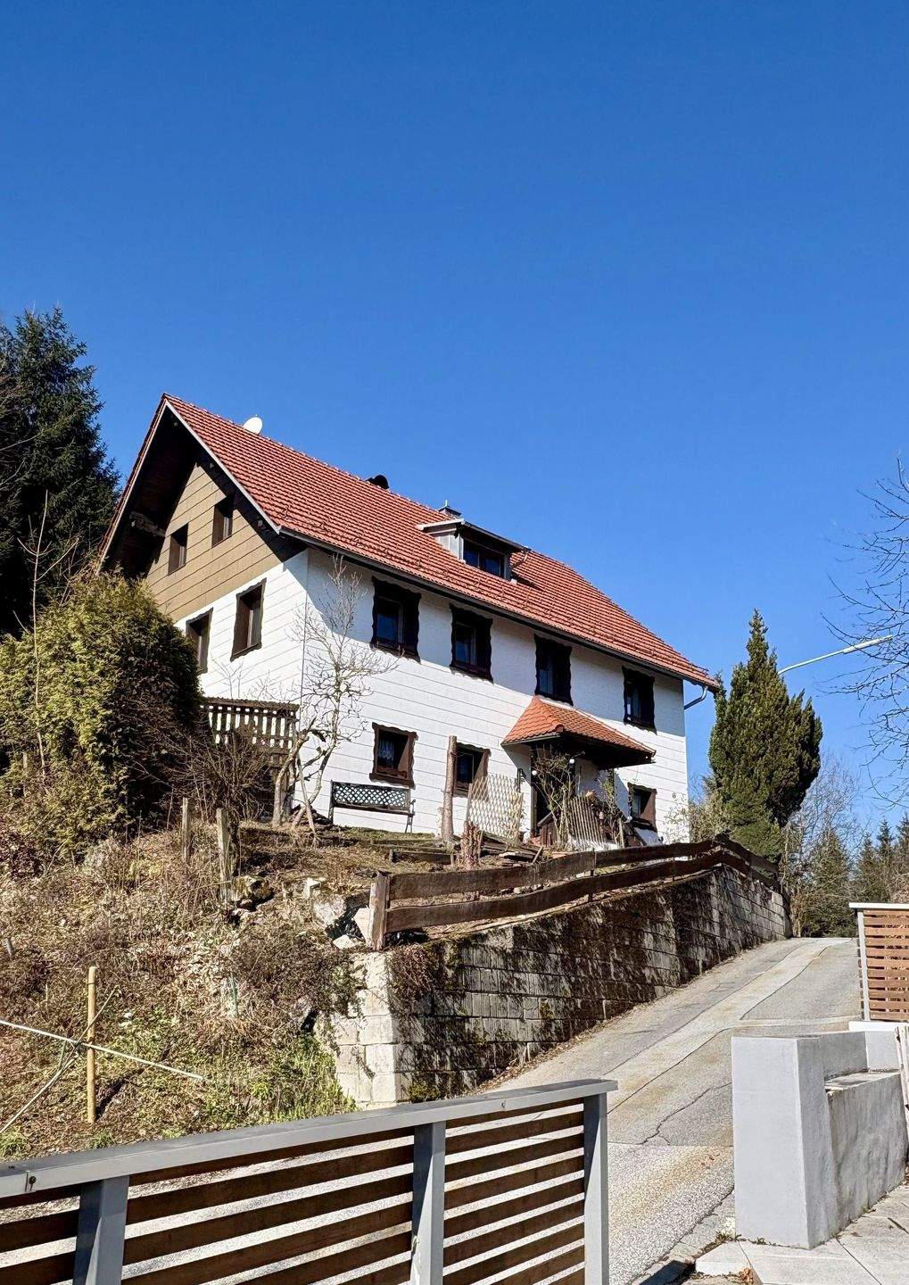 Immobilie in Saldenburg - Gepflegte Dachgeschosswohnung mit Charme – 2,5 Zimmer in Saldenburg/ Nähe Tittling! - Bild 1