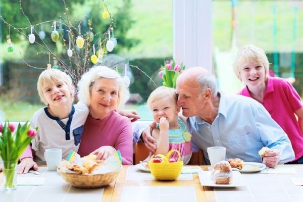 glückliche Großeltern mit Kindern