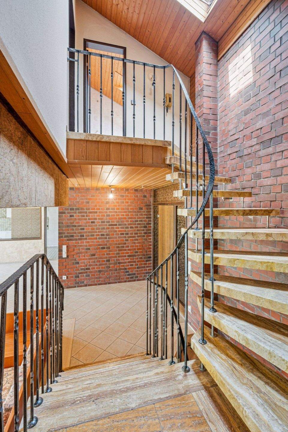 Immobilie in Benningen am Neckar - Bereit für frischen Wind: Großzügige Villa im 70er-Stil mit Pool und Doppelgarage - Bild 3