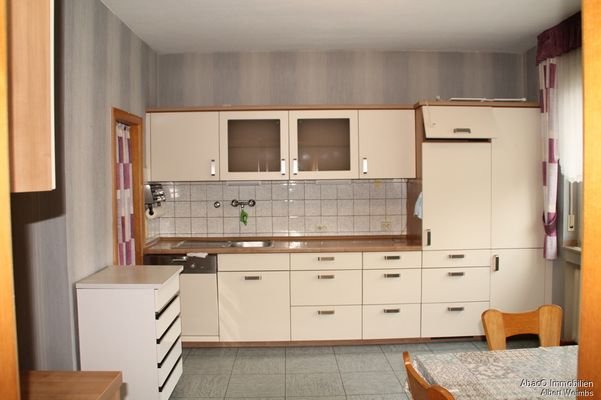 Küchenzeile, links Vorratsraum