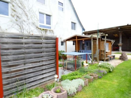 Terrasse mit kleiner Gartenhütte