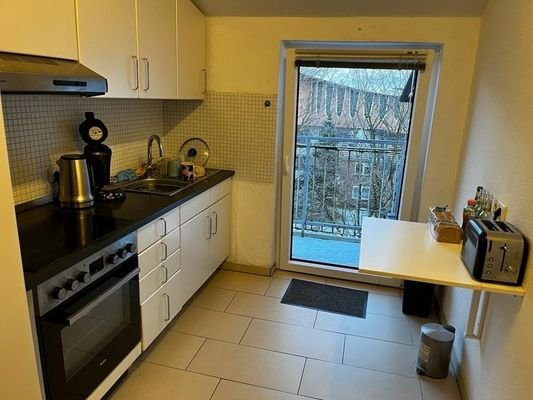 Küche mit Einbauküche und Zugang Balkon