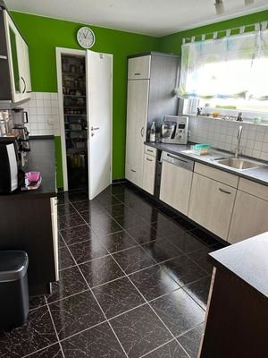 Küche mit Einbauküche und Abstellraum