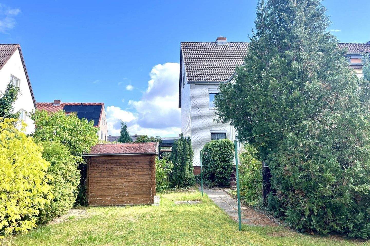 Immobilie in Wolfsburg - Vielseitiges Reihenendhaus mit Garten und Carport im Hellwinkel - Bild 2