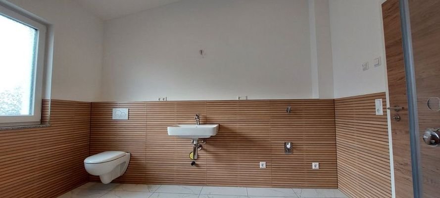 Badezimmer mit WC und Waschbecken.jfif