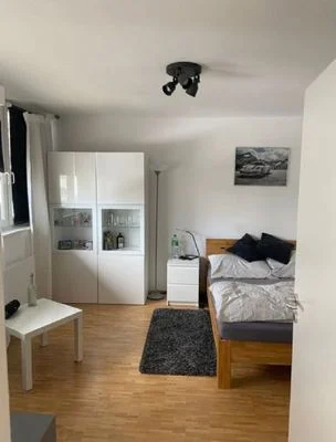 Helles und geräumiges Zimmer in riesiger 3er WG | Wohngemeinschaft Stuttgart