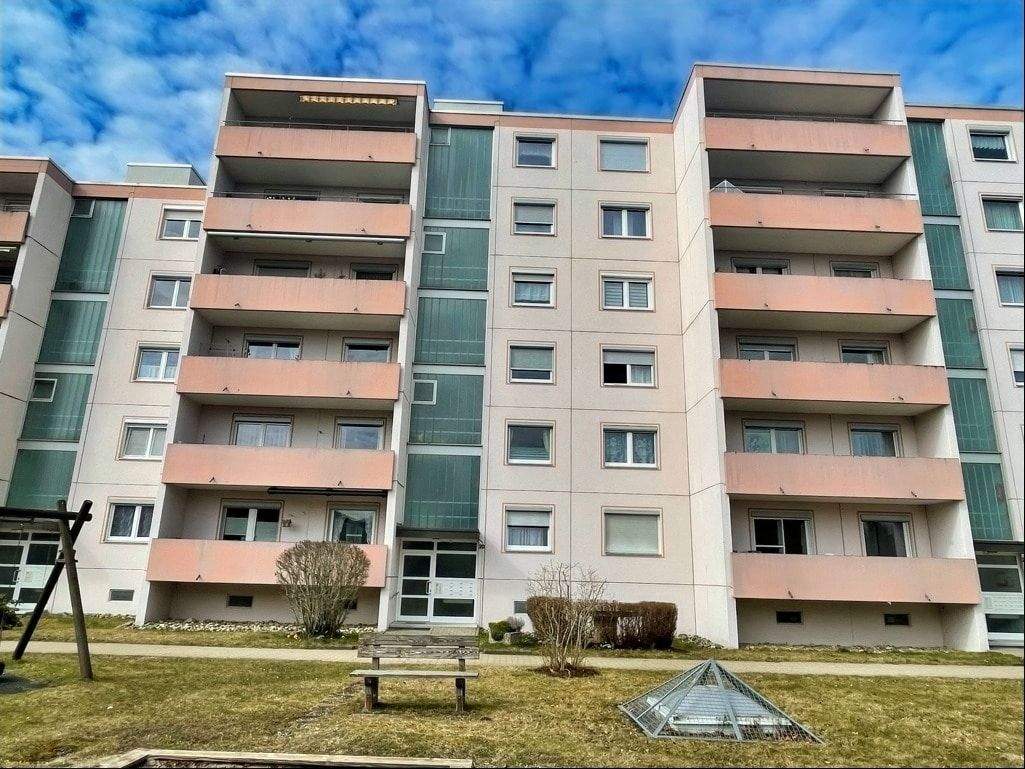 Immobilie in St. Georgen im Schwarzwald - Vermietete 4,5-Zimmer-Wohnung mit TG-Stellplatz - Bild 2