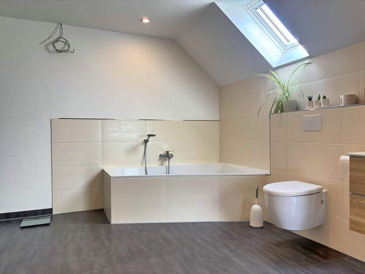 Immobilie in Wiesmoor - Teilsaniertes Landhaus mit Einliegerwohnung, Nebengebäude und über 4 ha Weideland in Wiesmoor - Bild 9