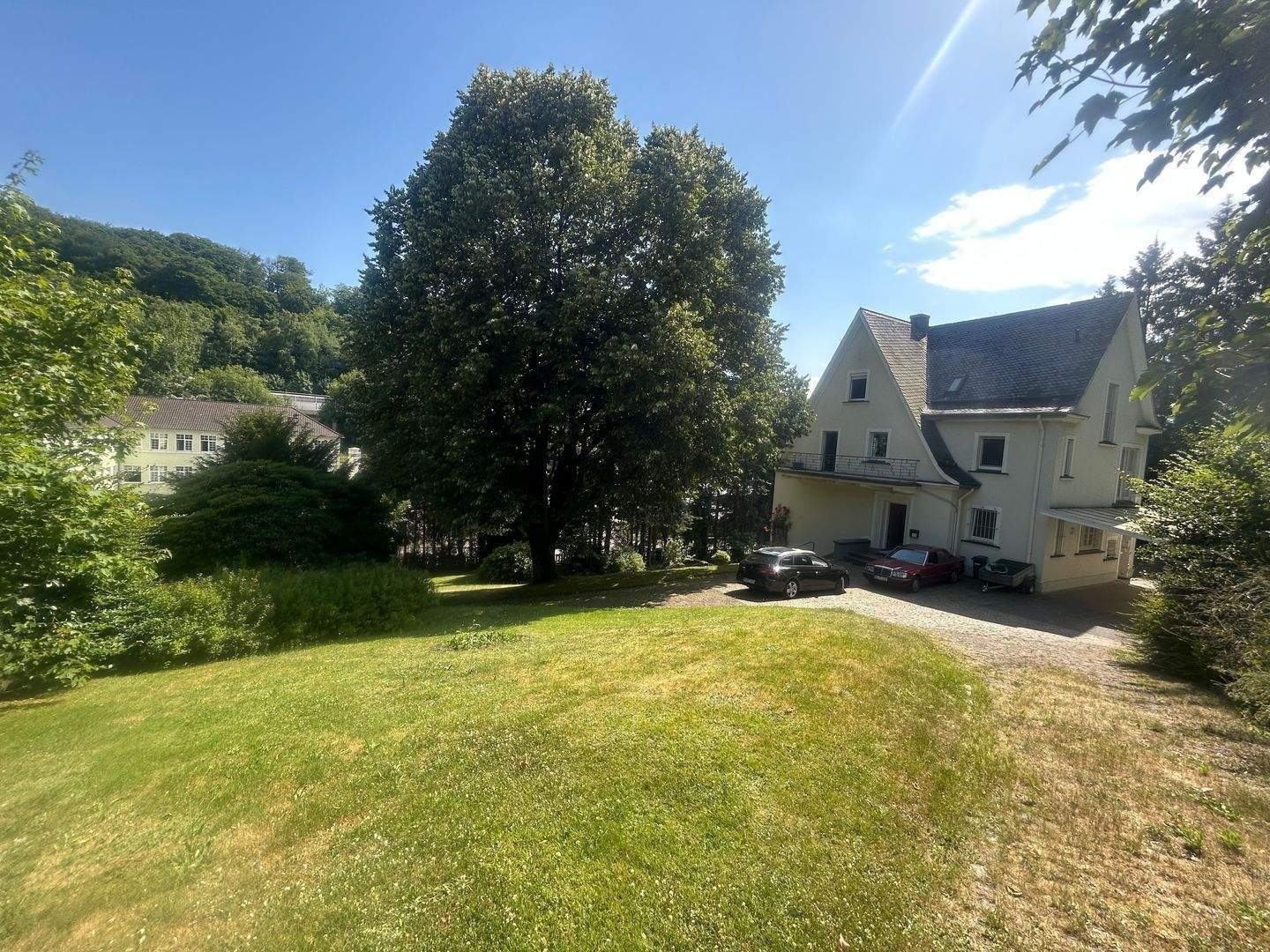 Immobilie in Lüdenscheid - Stilvolles Zweifamilienvilla mit Balkonen, Sauna, Kellerbar & Doppelcarport – auf großem Grundstück mit privater Zufahrt... - Bild 6