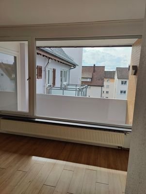 Wohnzimmer mit Balkon.jpg