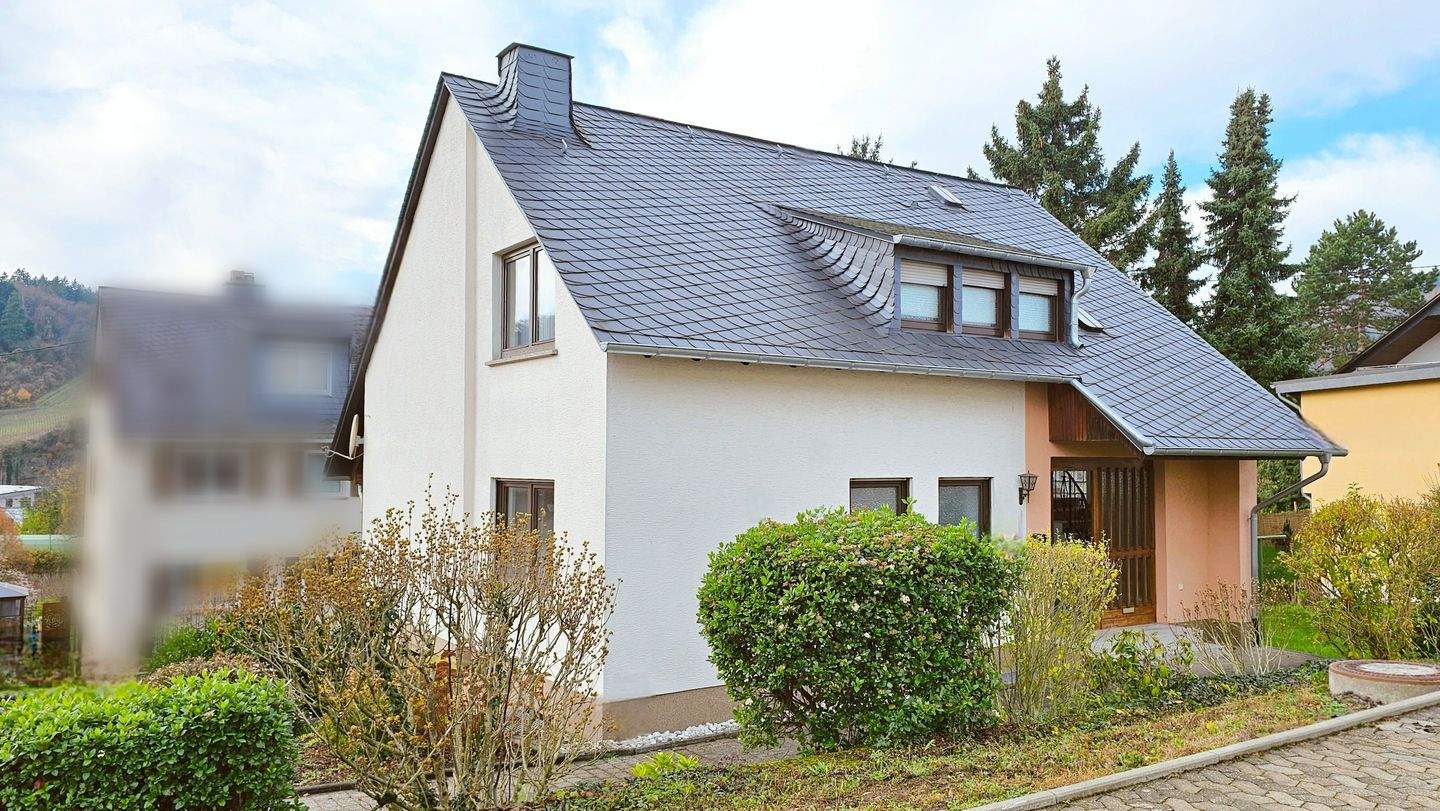 Immobilie in Bullay - Sehr gepflegtes Einfamilienhaus mit Garage, Garten und Balkon in Bullay/Mosel - Bild 0