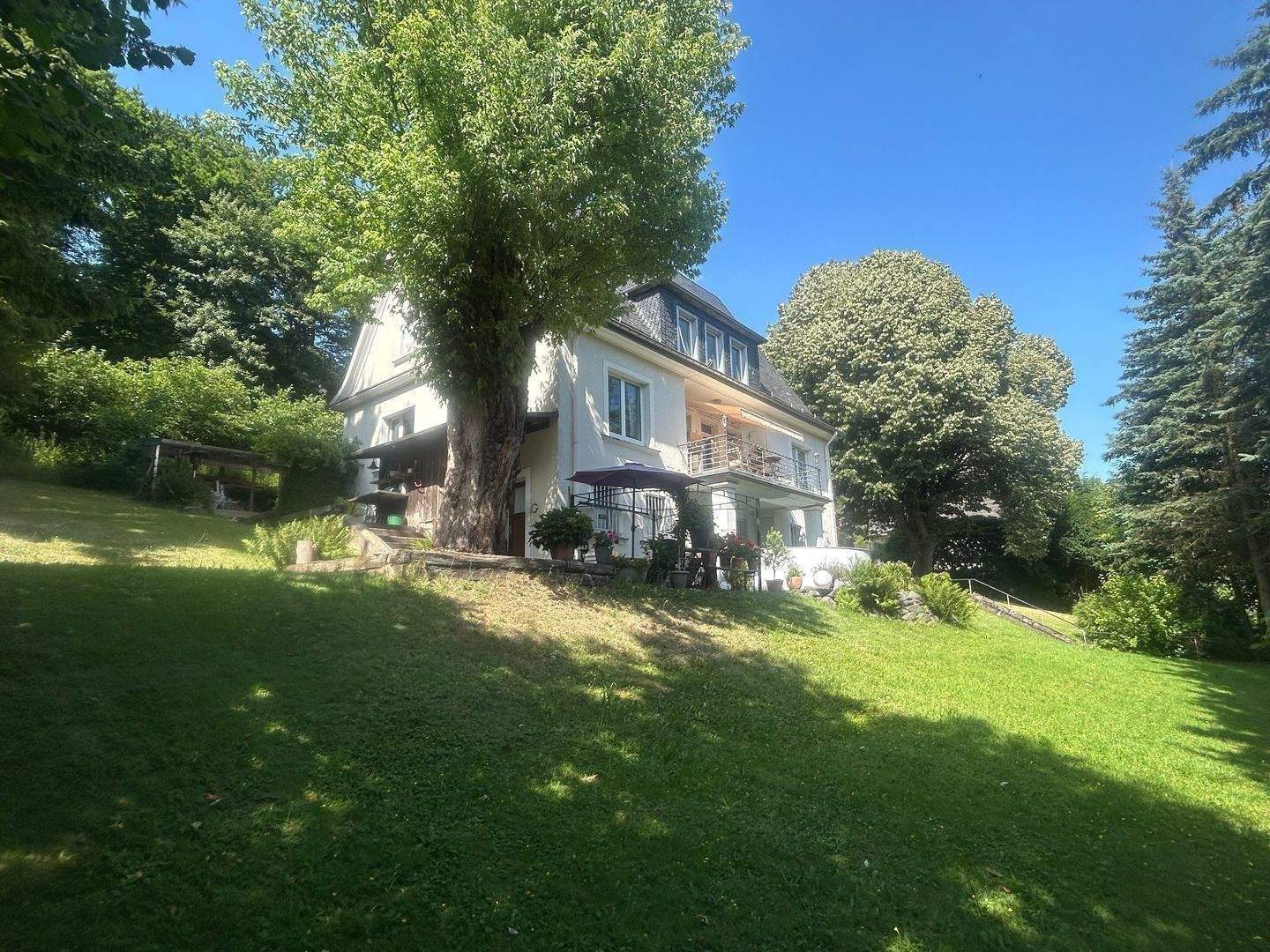 Immobilie in Lüdenscheid - Stilvolles Zweifamilienvilla mit Balkonen, Sauna, Kellerbar & Doppelcarport – auf großem Grundstück mit privater Zufahrt... - Bild 2