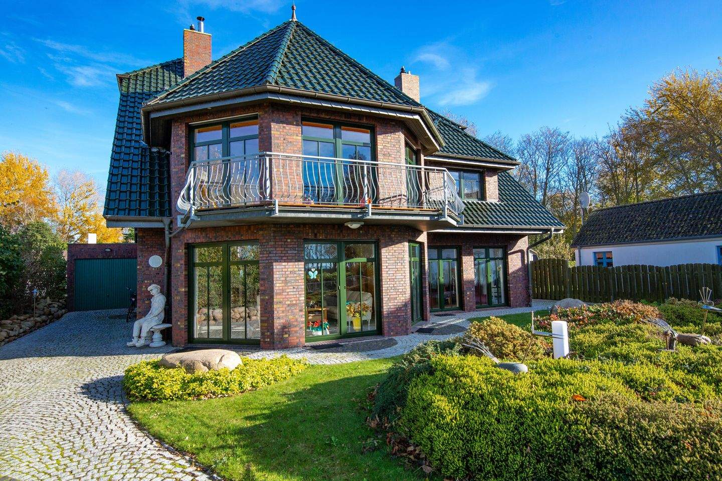 Immobilie in Altenkirchen - Villa mit zwei Luxuswohneinheiten in der ersten Reihe zum Wasser… - Bild 1