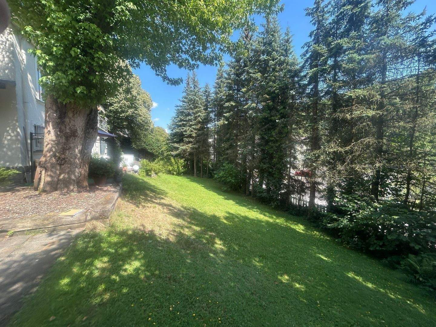 Immobilie in Lüdenscheid - Stilvolles Zweifamilienvilla mit Balkonen, Sauna, Kellerbar & Doppelcarport – auf großem Grundstück mit privater Zufahrt... - Bild 7