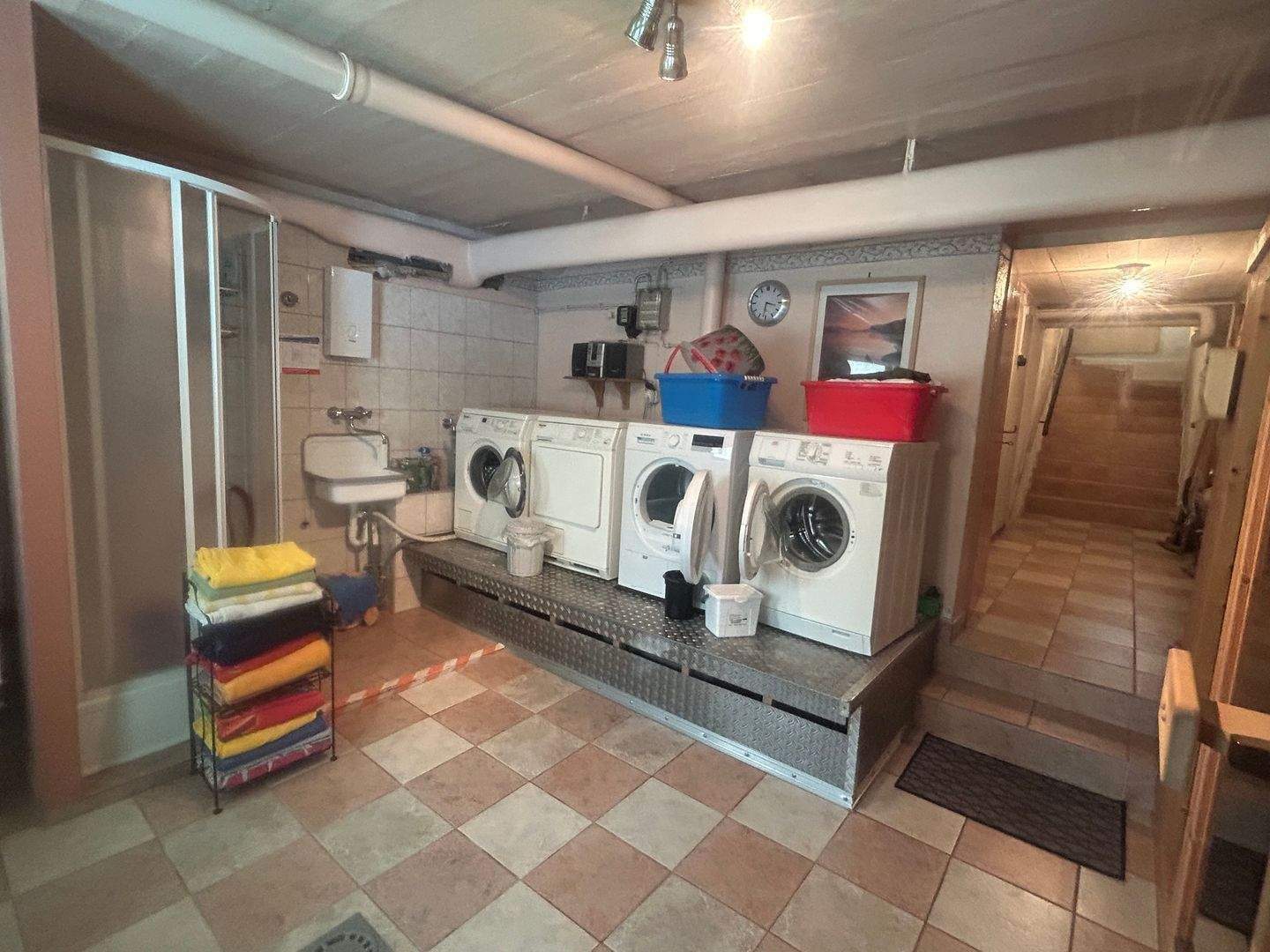 Immobilie in Lüdenscheid - Stilvolles Zweifamilienvilla mit Balkonen, Sauna, Kellerbar & Doppelcarport – auf großem Grundstück mit privater Zufahrt... - Bild 30