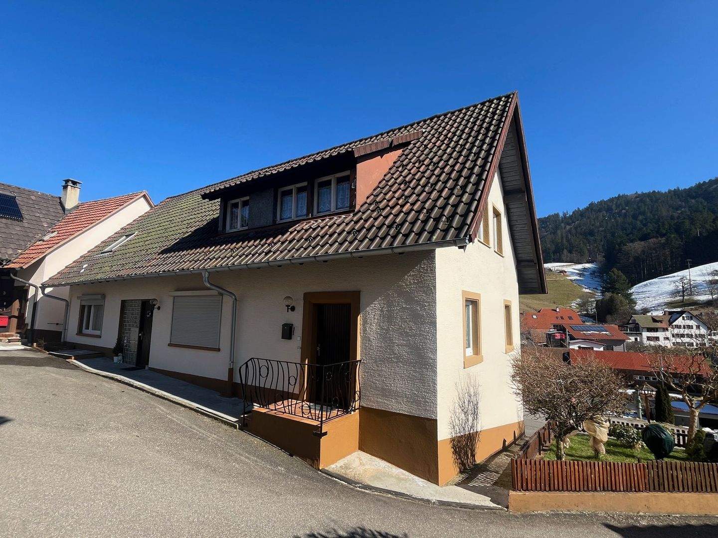 Immobilie in Malsburg-Marzell - Neuer Preis: Solides Zweifamilienhaus in Malsburg-Marzell mit viel Platz und jeder Menge Möglichkeiten - Bild 1