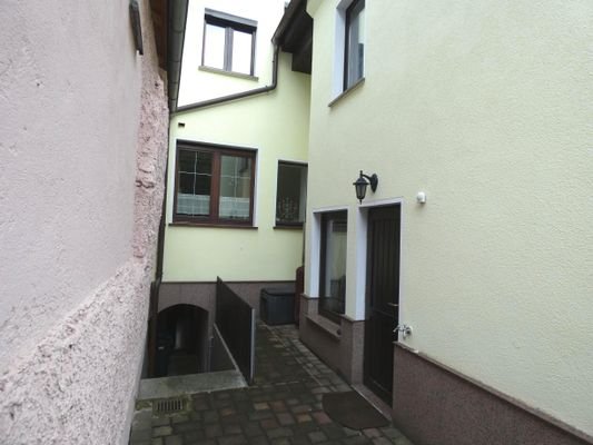 Innenhof und Wohnhaus mit Seitenausgangstür
