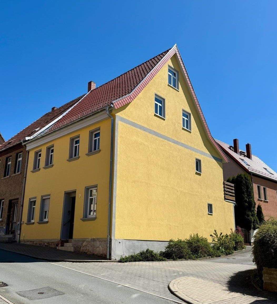 Immobilie in Eisenberg - Gemütliches Einfamilienhaus mit großzügiger Terrasse und Ausbaupotential im Dachgeschoss. - Bild 1