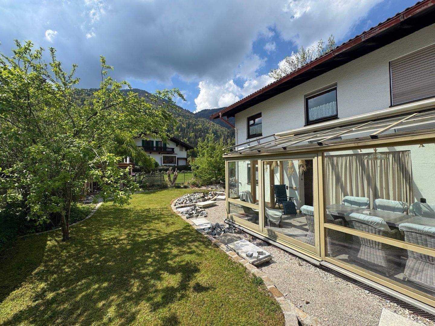 Immobilie in Schleching - Teilerneuerte Süd-West-Haushälfte mit Doppelgarage in stiller Randlage - Bild 2