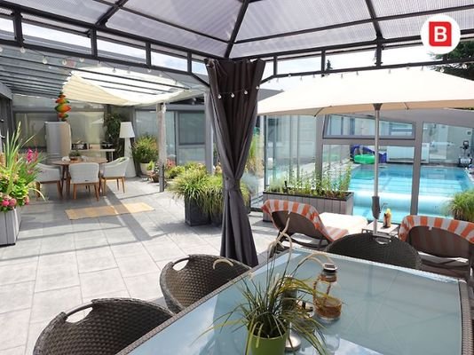 Außenbereich mit Pool