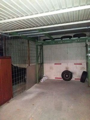 Stellplatz mit Ablageplatz oben, PkW-Seitenschutz