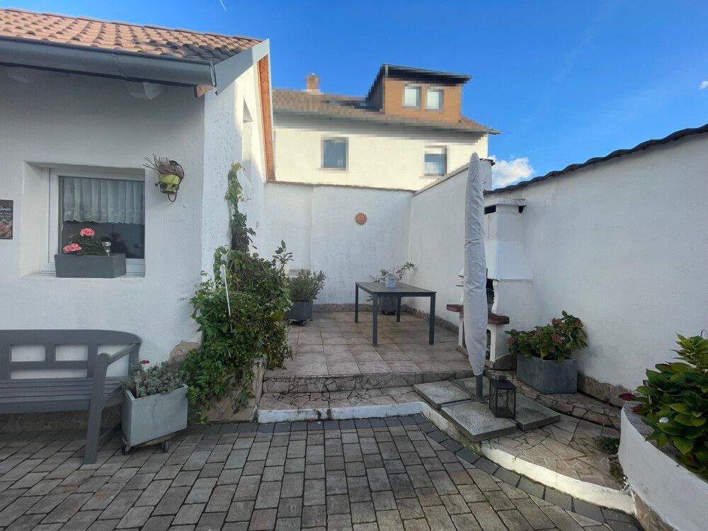 Immobilie in Sulzbach am Main - Charmantes Wohnhaus mit Garage und schönem Hof - Bild 2