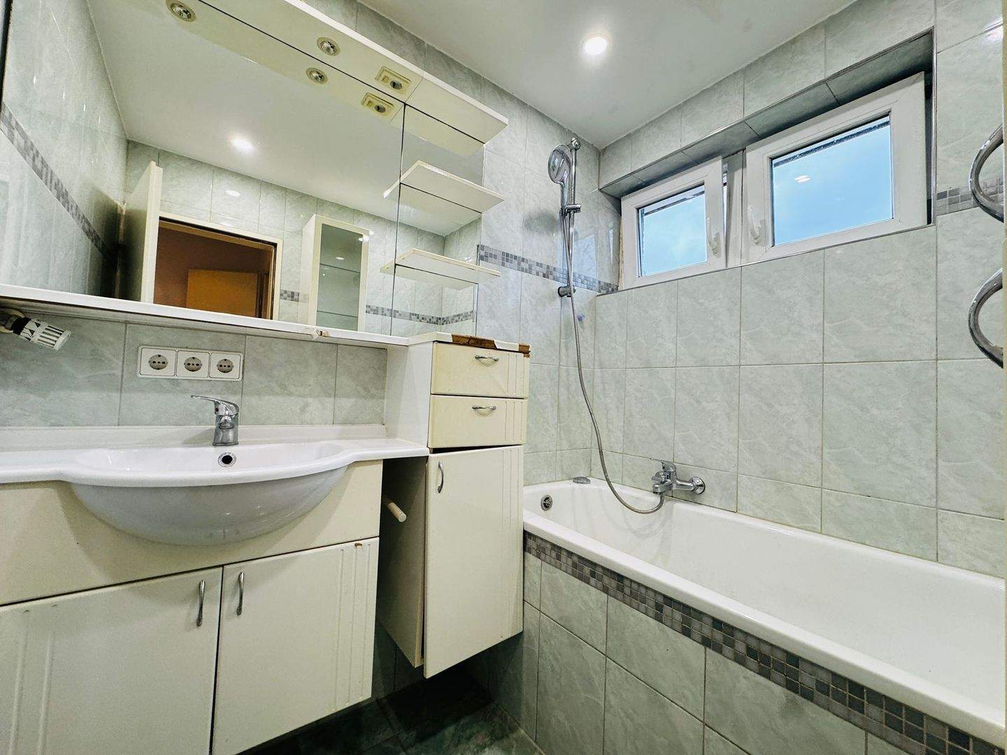 Immobilie in Gottmadingen - 4-Zimmer-Wohnung mit Balkon, Garage, Stellplatz & Garten in Gottmadingen - Bild 15