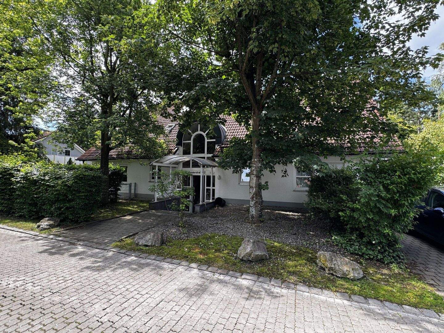 Immobilie in Gröbenzell - ** Vermietete Wohlfühloase ** 
3-Zimmer Erdgeschosswohnung mit Garten - Bild 1