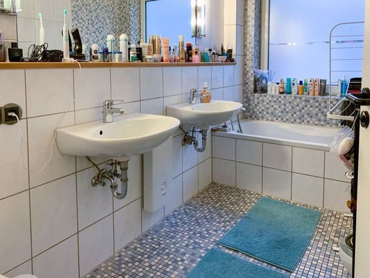 Badezimmer mit Doppelwaschtisch und Badewanne
