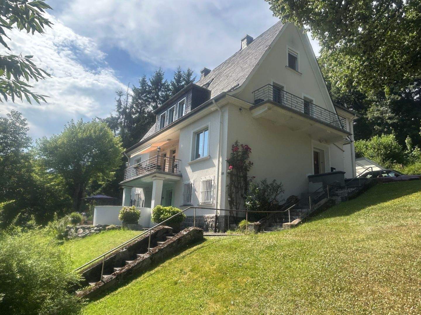 Immobilie in Lüdenscheid - Stilvolles Zweifamilienvilla mit Balkonen, Sauna, Kellerbar & Doppelcarport – auf großem Grundstück mit privater Zufahrt... - Bild 0