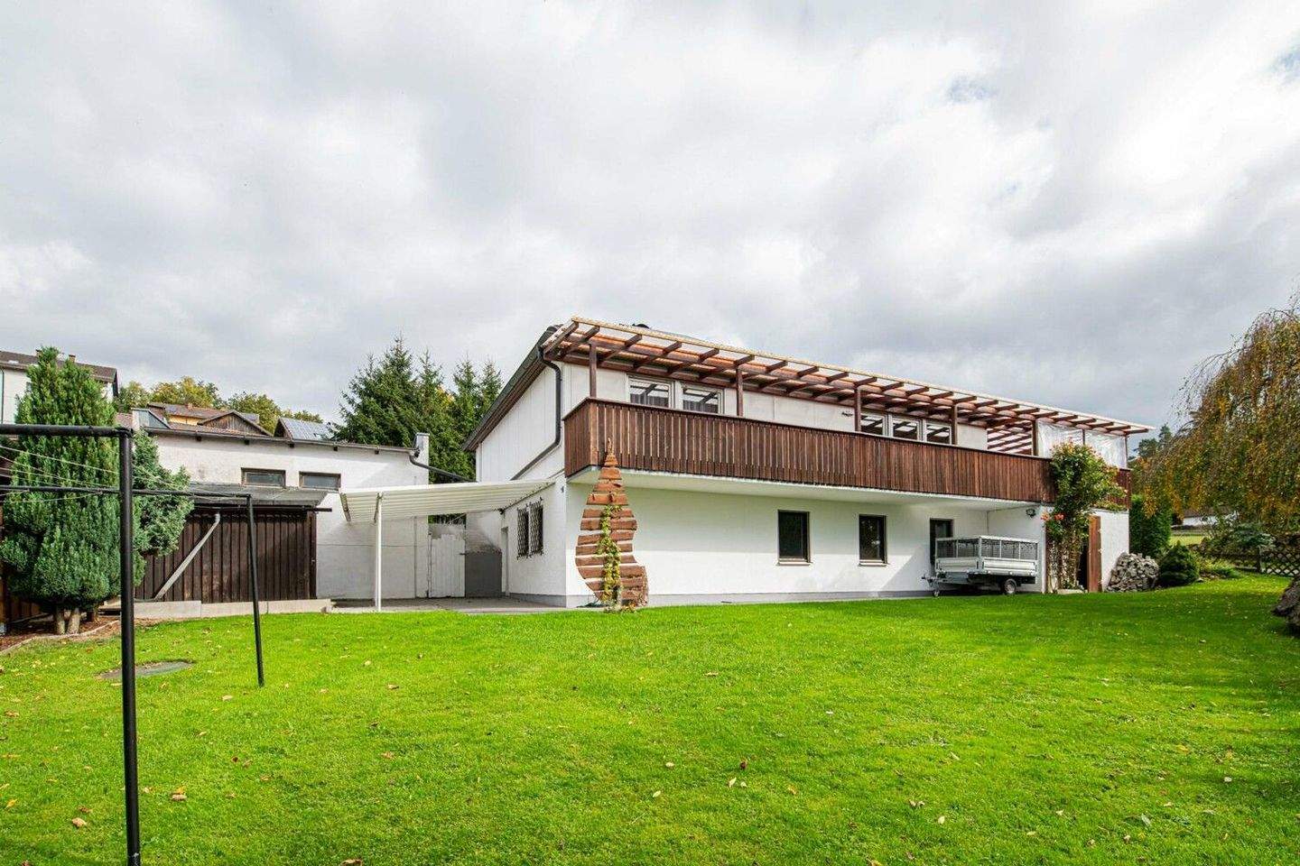 Immobilie in Furth im Wald - Familienfreundliches Einfamilienhaus mit offenem Wintergarten und herrlicher Gartenanlage - Bild 2