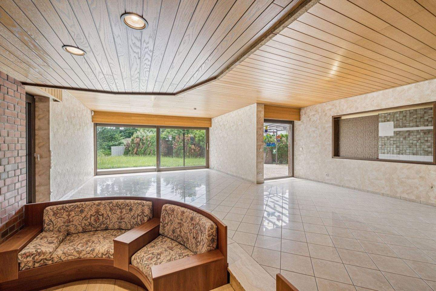 Immobilie in Benningen am Neckar - Bereit für frischen Wind: Großzügige Villa im 70er-Stil mit Pool und Doppelgarage - Bild 5