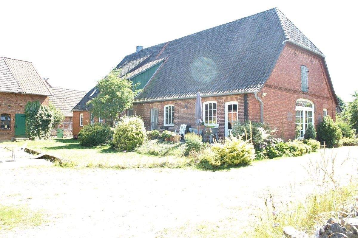 Immobilie in Suderburg - Attraktives Haus mit Zwei Wohneinheiten, Bürogebäude + Stallungen - Bild 2