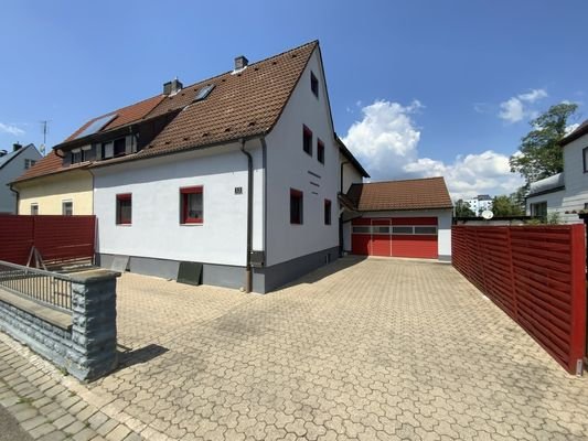 Großzügiges Ein- oder Zweifamilienhaus mit Doppelgarage in ruhiger Lage von Gunzenhausen!