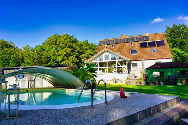 Pool, Haus und Wintergarten