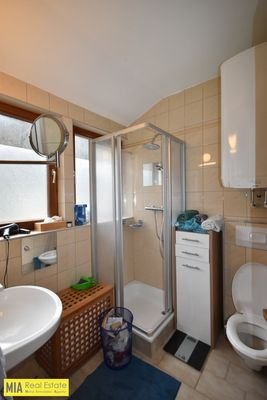 Badezimmer - Kleines 2 Zimmer Dachgeschoss-Apartment in Ruhelage Miete Grödig Salzburg