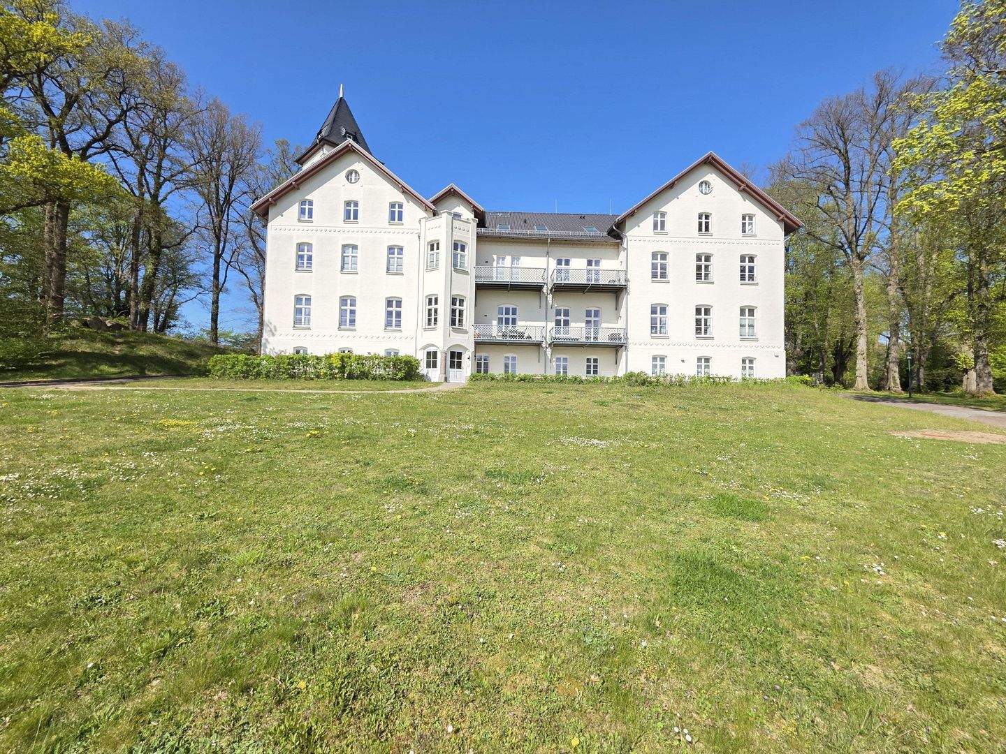 Immobilie in Bastorf - Schlossflair & Strandnähe vereint - stilvolles 2-Zi-Appartement nahe Kühlungsborn & Rerik! - Bild 2