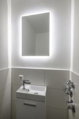 LED-Spiegel im Gäste-WC
